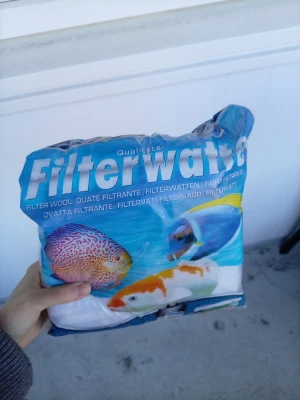 Filtervadd för akvarium - Filtervadd från Filterwatt, perfekt för akvarium och dammar. Förpackningen är blå med bilder på färgglada fiskar. Materialet är vit filterull som används för att rena vattnet i akvarier och hålla det fräscht för fiskarna. Finns mycket kvar 