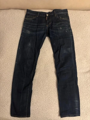 Dsquared2 Jeans - Säljer ett par äkta Dsqaured2 jeans som är köpta på Yoox.com. Jeansen är i väldigt bra skick. Storlek 48
