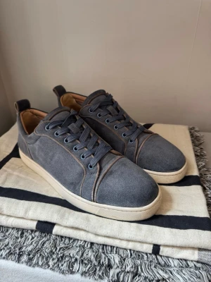 Christian Louboutin Sneakers - Storlek: 44 | skick:8/10 nytvättade, snören bytt, sula sydd, lappar i hälen | äktenhetsbevis finns självklart bara att fråga