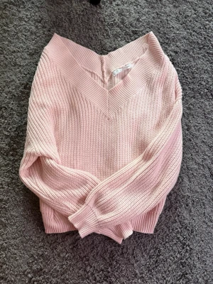 Ljusrosa stickad tröja med v-ringning - Använt 1 gång 💕