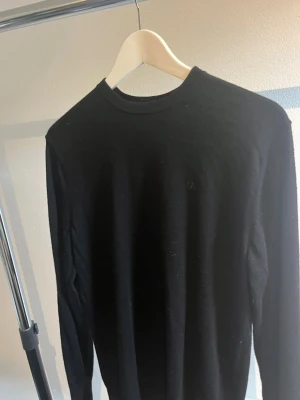 Svart stickad tröja Calvin Klein - Stickad tröja från Calvin Klein köpt på um på väla använd max fem gånger 