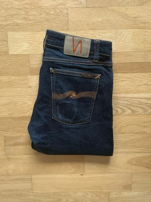 Marinblåa Nudie jeans - Nudie Jeans | Skick 8 | Nypris 2000kr | Storlek W30 L30 | Längd 98cm | Bredd 41cm | Priset är ej hugget i sten! | Hör av dig vid minsta lilla fundering eller fråga! 📩
