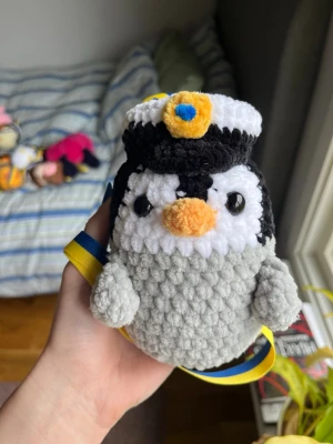 Virkat student-hänge pingvin🐧 - Tyvärr är vi på den absolut sista rundan hängen för i år men är glad att jag hann få klart några till!🥹🇸🇪💐🎓 Här kommer ett virkat student-hänge i form av en söt pingvin!🤍🐧