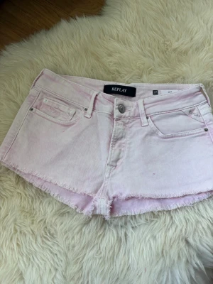 Replay jeansshorts  - Ett par ljusrosa replay jeansshorts! Storlek W27! 🥹🥰