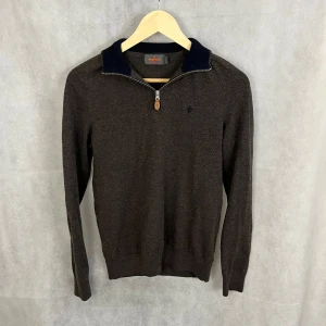 Morris halfzip - Riktigt snygg Morris merino halfzip, storlek S passar dock XS bättre. Modellen är 177 och den sitter riktigt tajt. Tröjan är använd ett få tal gånger men är ändå i riktigt bra skick. 