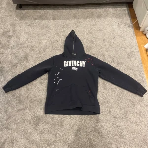 Givenchy hoodie - Skick 8/10 | Snygg givenchy Paris hoodie dok är snörena borttappade | tyvärr inte 100 om den på är äkta har tyvärr inget kvitto där av priset | för fler frågor skriv!
