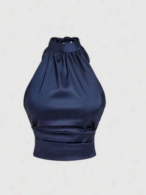 Mörkblå satin halterneck topp - Snygg mörkblå halterneck topp i glansigt satintyg. Toppen har hög hals med knytning i nacken och smickrande rynkdetaljer framtill. Perfekt för dig som vill ha en trendig och elegant look.