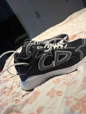 dipr b 30 - Snygga svarta sneakers från CD med vita kontrastdetaljer och vita skosnören. Skorna har en chunky vit sula och stora CD-loggor på sidan och under sulan. Ovandelen är i mesh och syntetmaterial för en sportig look.