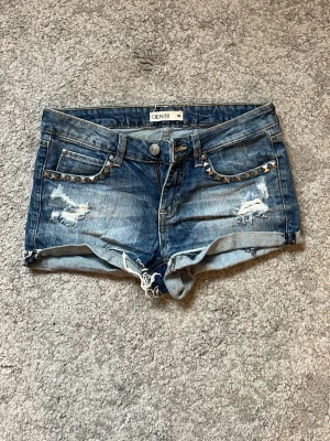  shorts med nitar - Snygg jeans shorts med nitar bak o fram stl 36, priset är inte hugget i sten 