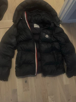 Svart dunjacka från Moncler - Använd, ingen användning av den längre 