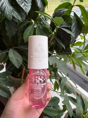 Sol De Janeiro 68 - Hej, säljer min Sol De Janeiro 68 som är sparsamt använd. 💕 På tredje  bilden ser man hur mycket som är använt.                                     Doftnoter: Drakfrukt, litchiblomma, hibiskus, jasmin, vanilj 🌺🍈🍦.                                            Hör av dig om du har mer frågor 🥰