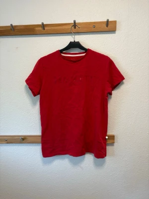 Hackett London T-shirt - Hackett London T-Shirt i storlek 15-16 vilket motsvarar ungefär xs. Fick tröjan men passade inte mig så säljer den vidare, fint skick.