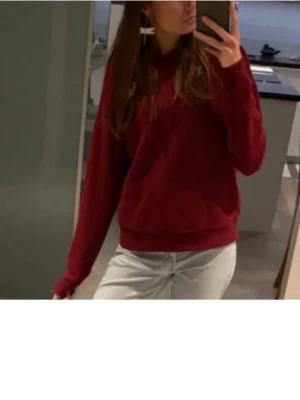 Röd hoodie  - Skit snygg hoodie från Urban outfitters, barnstorlek L och sitter som en xs-s ! Bilder är från gamla säljaren skriv för frågor!!