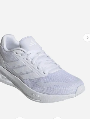 Vita Adidas sneakers Cloudfoam - Snygga vita sneakers från Adidas med klassiska tre ränder på sidan och Cloudfoam-sula för extra komfort. Skorna har en låg profil och är tillverkade i mesh och syntetmaterial som ger en lätt och luftig känsla. Perfekt för dig som gillar stilrena och sportiga skor. Inte mina bilder, men om du vill ha egna bilder skriv till mig så skickar jag. Knappt använda och använda mest inomhus, någon enstaka gång ute. Skorna är i stl 38