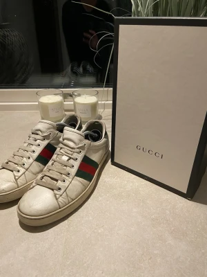 Cucci ace skor  - Säljer nu dessa snygga Cucci Ace skorna perfekta nu inför sommaren väldigt snygga och fräscht med vitt storleken i skon kan man inte se för den har åkt bort men de passar mig och har 42 va inte rädd att höra av er vid frågor sulan har även spruckit upp lite men det kan jag fixa där av sänks priset 