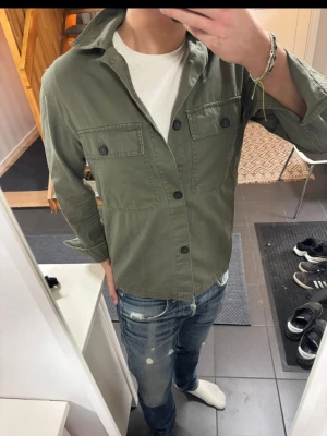 Grön Overshirt - Storlek M, skick 9/10. Pris 499, fraktar samma dag!