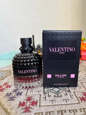 Valentino Uomo Born In Roma Intense - Snygg parfymflaska från Valentino, modell Uomo Born In Roma Intense. Flaskan är svart och genomskinlig med nitar och rosa detaljer. Kommer med originalkartong. Perfekt för dig som gillar exklusiva och moderna dofter. Nypris ligger runt 1600kr. Perfekt parfym till kallare sommardagar och kvällar