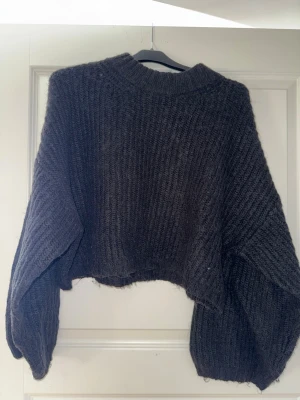 Svart stickad tröja  - Svart stickad tröja från Gina tricot, bra skick! Men har tecken på användning. 