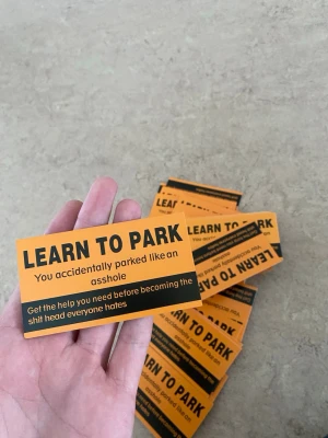 100st Learn to park kort - 100st Learn to park kort med texten 'LEARN TO PARK' och ett kaxigt meddelande om dålig parkering. Perfekt att lägga på bilar som står snett eller tar upp för mycket plats och till turister nu i sommar!