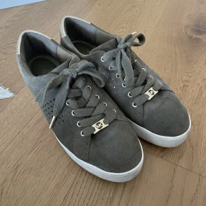 Michael Kors sneakers - Gröna mockasneakers från Michael Kors i storlek 41. Köpte för flera år sedan men har inte använts så mycket. Fint skick! 