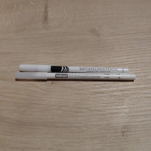 Eyelinerpennor - Två pennor för makeup. En Intense Eye & Lip Liner Pencil, 24H Long Lasting, för ögon och läppar. Samt en Soft Eyeliner Pencil. Oanvända.