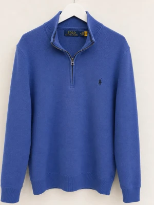 Blå halvzip tröja från Polo Ralph Lauren - Snygg blå tröja med halv dragkedja från Polo Ralph Lauren. Klassisk passform med ribbade muddar och liten broderad logga på bröstet. Perfekt till jeans eller chinos för en clean look.