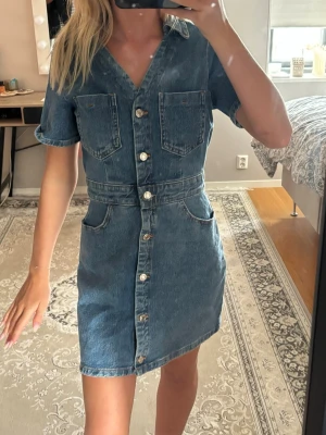 Populär jeans klänning ifrån Zara - Säljer min jätte fina jeans klänning då den inte kommer till användning! Perfekt inför midsommar och inga tvekan på använd då den används 2 gånger.🌸🌸🌸