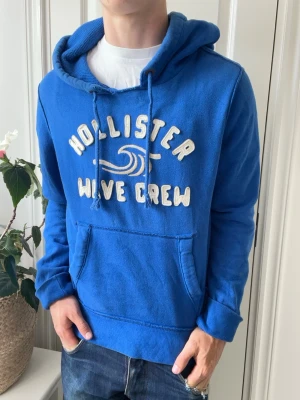 Hollister hoodie  - Hollister hoodie, lite stor på modellen. Inga defekter! Modellen i bilderna är 180 cm 75 kg och bär Storlek M , Kom med frågor! 🌟 (Kan gå ned i pris vid köp av paket 😉) 