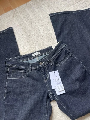 Ultra low flare jeans från gina tricot - Säljer ett par oanvända jeans med prislapp på (vara testade) storlek M 38