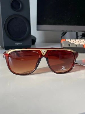 LV solglasögon  - Säljer dessa favoriter som ger den helt rätta sommarlooken och lyfter vilken outfit som helst. Passar till allt! 