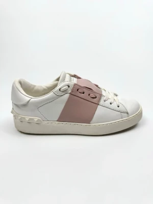 Valentino Open Sneakers - Valentino Garavani Open sneakers. Storlek 37. Skick 8,5/10. Nypris ca 7700kr. 100% autentiska.