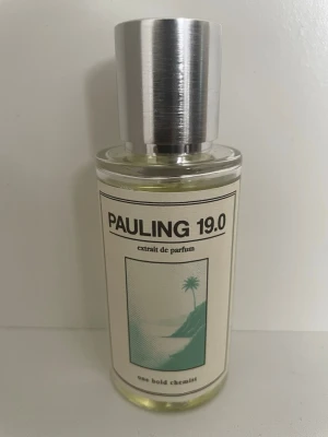 Pauling 19.0 Extrait de Parfum - Pauling 19.0 Extrait de Parfum från One Bold Chemist. Parfymen passar bäst för sommaren men även för våren, använd ungefär 2-3 ggr. Inspirerad av LV Pacific Chill.