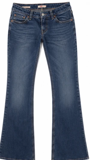 Low waist jeans  - Säljer ett par klassiska blå bootcut jeans från Levi's. Jeansen har en utsvängd passform nedtill och detaljerade bakfickor med lock. Skriv om ni har några funderingar 🩷