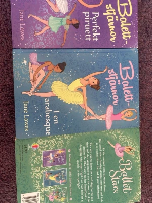 Bokserie ”Balettstjärnor”/”Ballet stars” - 3 böcker ingår i serien, Perfekt piruett, I en arabesque och Sparkling solo. Den sista boken är tyvärr på engelska. Alla böcker är av Jane Lawes, dem två första är av förlaget Känguru och den sista är av förlaget Usborne. Alla handlar om Natasha, Dani och Anisha och deras resa på balettskolan Auroraskolan. Pris kan diskuteras❤️