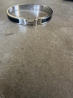 Armband unisex passar dam och mindre herr handleder - H Armband i mycket fint skick