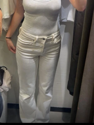 Vita jeans - Säljer ett par vita jeans med rak passform. Storlek 36 ifrån GinaTricot, knappt använda.