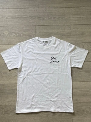 Saint Laurent t-shirt - Ny och Oanvänd vit t-shirt från Saint Laurent med logotyp-tryck både fram och bak. Perfekt för sommaren! Kom gärna med frågor!😁