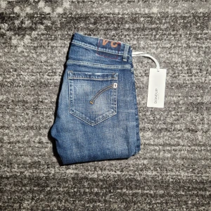 Dondup Jeans  - Tjena! Säljer ett par riktigt schyssta dondup jeans i modellen George. Skicket på jeansen är 7/10 utsidan ser prima ut men lappen på insidan är lite sliten annars ser de nästan nya ut. Har du några frågor eller funderingar så hör av dig 