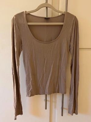 Beige långärmad topp - Tajt långärmad tröja med slits längst ner på armarna