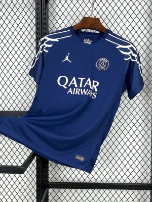 Blå PSG matchtröja Jordan - Snygg blå PSG matchtröja med vita detaljer och loggor. Tröjan har korta ärmar, rund hals och Paris Saint-Germain-emblem på bröstet. Tillverkad i lätt och ventilerande material, perfekt för fotboll eller träning. Qatar Airways sponsortryck på framsidan.