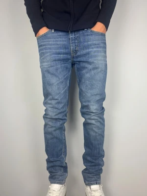 Levis 512 Jeans Vintage - Levis 512, slim och straight, mer rak vid låren, smalnar av lite neråt. Trevlig passform  Färg: Blå med snygga strukturer | Modell: 512 | Storlek: W33 L34 | Skick: 9/10 | Premium Jeans. Sitter perfekt på modellen som är 189 cm.   Mått: A: 42 cm B: 110 C : 16 cm  D: 27,5 cm  Tveka inte att höra av dig minsta fråga eller fundering!  Skickas snabbt!