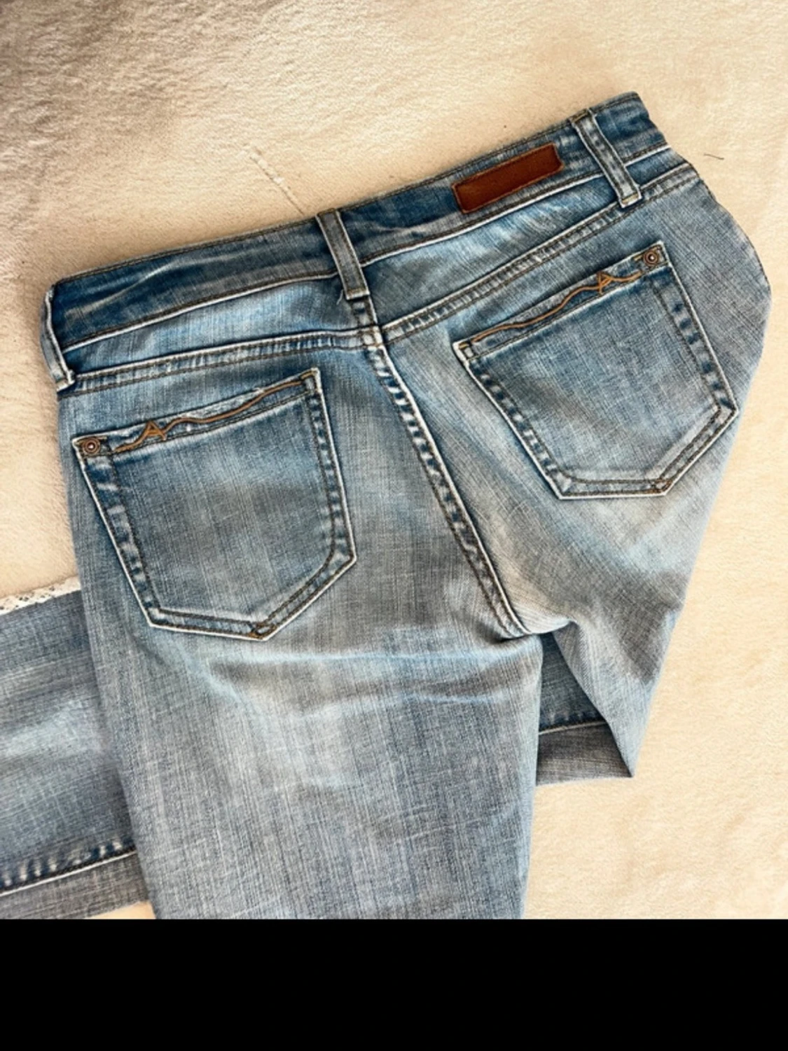 Blå bootcut jeans med spetsdetalj - 3