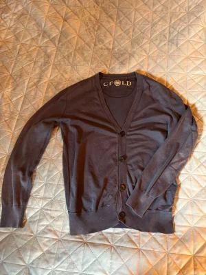Mörkblå cardigan - Stilren mörkblå cardigan, perfekt för att bygga riktigt feta outfits.
