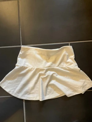 Vit kjol från hm - Använt en gång.