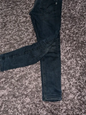 Dondup Jeans - Ett par mörkblåa slim fit jeans från Dondup, mycket skönt material i bomull och passar till det mesta.                                obs! En av dom fästena till bältet är av 