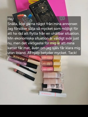 Stor ögonskuggspalett och läppglans - Säljer 3 st ögonskuggspalett med spegel. Läppglans, läppennor, highlighter, hair finishing stick, concealer etc. OBS! Flera öppnade eller använda. 
