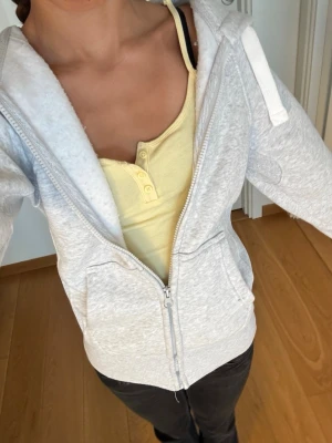 Ljusgrå zip-hoodie med huva - Säljer en Jätte fin russemerch zip hoodie!💕💕😇 Prister kan diskuteras!