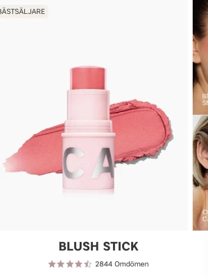 Rosa blush stick från Caia  - Krämigt rouge i stickformat från Caia i en snygg rosa nyans. Perfekt att applicera direkt på kinderna för en fräsch look. Kommer i en stilren rosa hylsa med silverdetaljer. Enkel att ta med i väskan och smidig att använda. Berry smoothie 