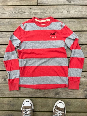 Hollister långärmad tee - Riktigt chill långärmad tee av hollister. Väldigt fint skick