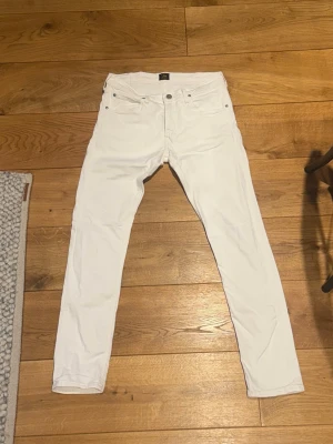 Vita Lee Jeans  - Sjukt snygga Lee jeans i slimfit. Perfekt för en stilig outfit nu på sommaren. Missfärgad på 4e och 5e bilden, inte något som man lägger märke till lätt.